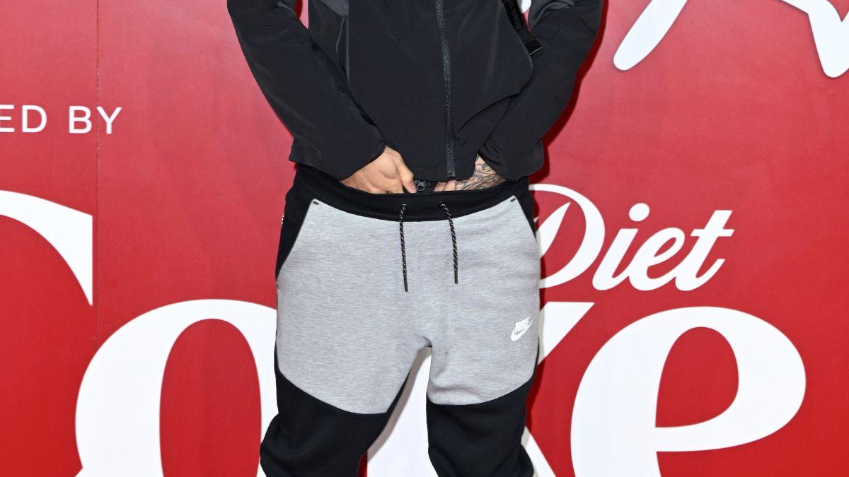 The surprising reason why you keep seeing men with their hands down their pants