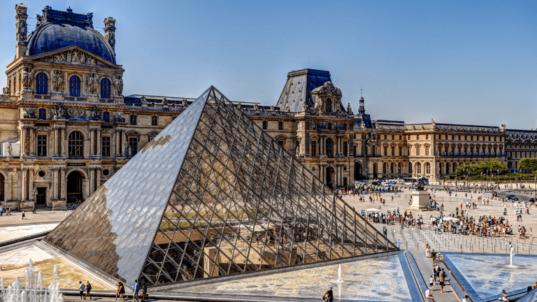 Louvre museum in Paris closed after robbery