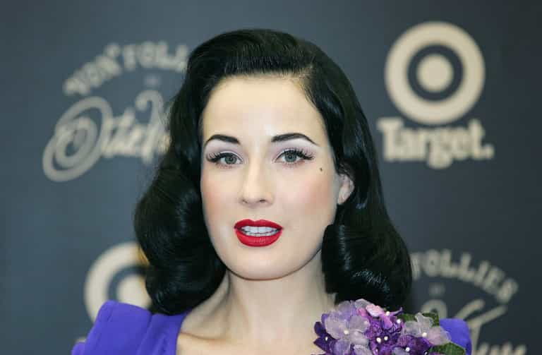 Pale and Interesting: Five Celebs Who’ve Ditched the Fake Tan Pale and Interesting: Five Celebs Who’ve Ditched the Fake Tan