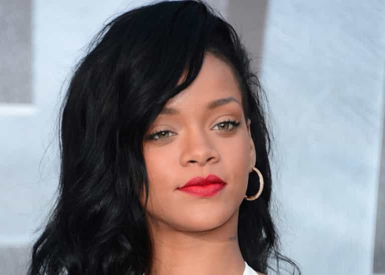 Rihanna Posts a Picture of Her Bangin’ Bod in Sardinia Rihanna Posts a Picture of Her Bangin’ Bod in Sardinia