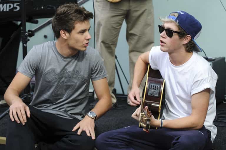One D’s Niall and Liam Play Spontaneous Free Gig as Harry Leaves Club with a Girl One D’s Niall and Liam Play Spontaneous Free Gig as Harry Leaves Club with a Girl