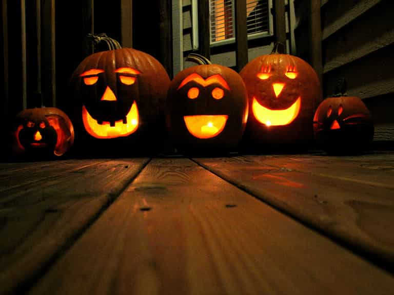 Video: Spook Up Your Doorstep and Frighten The Trick-Or-Treaters With A Killer Pumpkin This Halloween Video: Spook Up Your Doorstep and Frighten The Trick-Or-Treaters With A Killer Pumpkin This Halloween