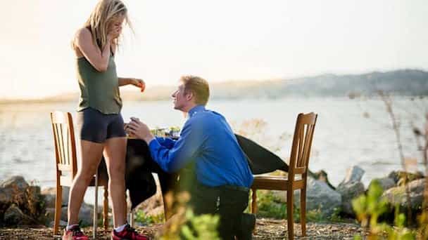 Stopped in Her Tracks: Man Shocks Girlfriend with Surprise Wedding Proposal While on Her Evening Jog Stopped in Her Tracks: Man Shocks Girlfriend with Surprise Wedding Proposal While on Her Evening Jog