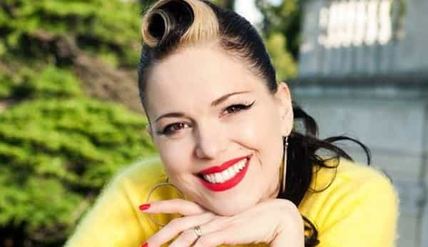 Imelda May Threatens DJ With ‘Dead Leg’ After Intrusive On-Air Interview Imelda May Threatens DJ With ‘Dead Leg’ After Intrusive On-Air Interview