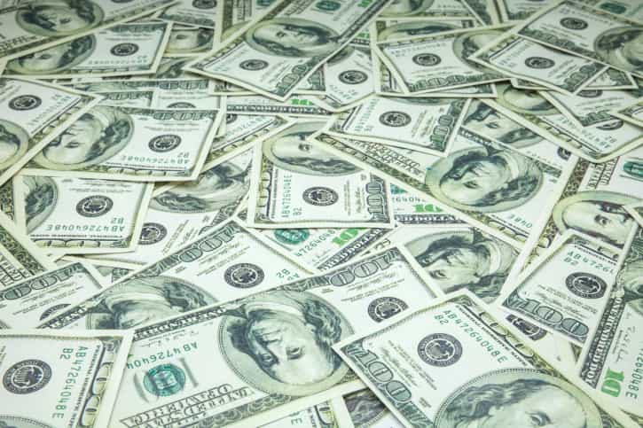 College Students Find $40,000 in Charity Shop Couch College Students Find $40,000 in Charity Shop Couch