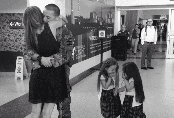 Pic Of The Day: Adorable! Father’s Homecoming Goes Viral After Being Captured On Camera Pic Of The Day: Adorable! Father’s Homecoming Goes Viral After Being Captured On Camera