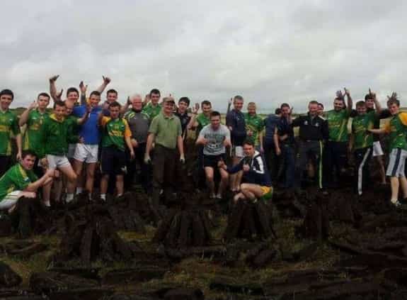 Actual Legends – GAA Team Stop Off to Give Helping Hand to Farmer Turning Turf in Galway Actual Legends – GAA Team Stop Off to Give Helping Hand to Farmer Turning Turf in Galway