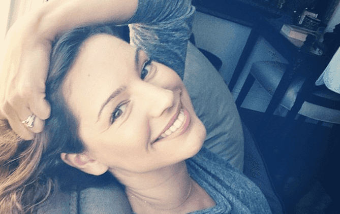 WATCH: Kelly Brook Recreates Blurred Lines Video By A Pool Side WATCH: Kelly Brook Recreates Blurred Lines Video By A Pool Side