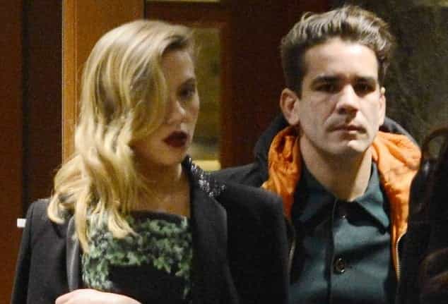 Scarlett Johansson Shows Off Dramatic New Haircut During Stroll With Fiancé Scarlett Johansson Shows Off Dramatic New Haircut During Stroll With Fiancé