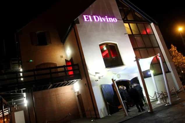 Sex On The Street: Shocking Image Shows Two Couples Having Sex Outside Belfast Nightclub Sex On The Street: Shocking Image Shows Two Couples Having Sex Outside Belfast Nightclub