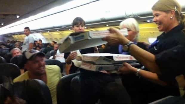 Legend! Pilot Orders Entire Plane Pizza After Flight Gets Delayed Legend! Pilot Orders Entire Plane Pizza After Flight Gets Delayed