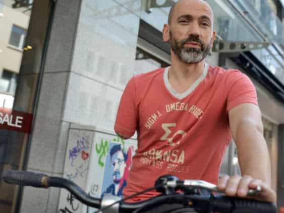One Armed Cyclist Fined – For Cycling His Bike With Only One Hand (No, Really) One Armed Cyclist Fined – For Cycling His Bike With Only One Hand (No, Really)