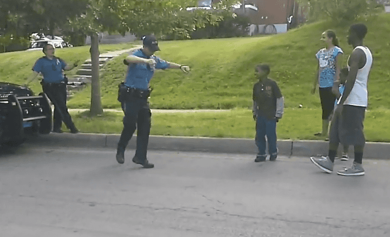VIDEO: This Officer Takes ‘On The Beat’ to a Whole Other Level VIDEO: This Officer Takes ‘On The Beat’ to a Whole Other Level