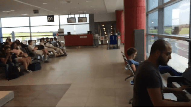 VIDEO: Man Stuns Travellers At Prague Airport With Amazing Piano Skills VIDEO: Man Stuns Travellers At Prague Airport With Amazing Piano Skills