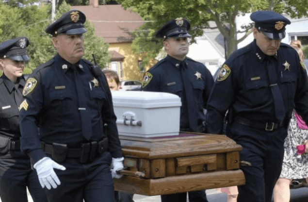 150 Strangers Turn Up To Funeral Of Baby Starved To Death To ‘Show Her Love’ 150 Strangers Turn Up To Funeral Of Baby Starved To Death To ‘Show Her Love’