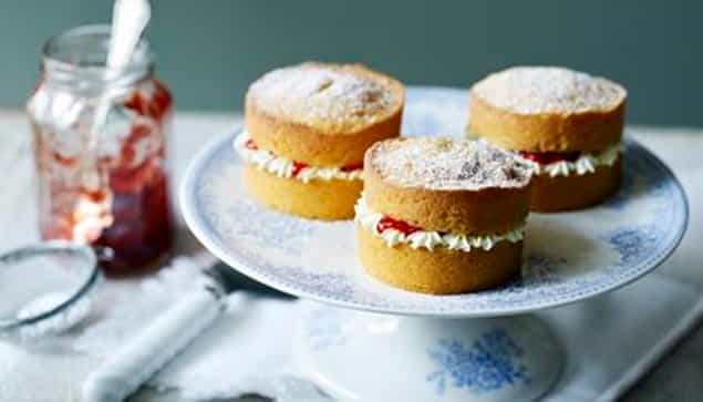 Sunday Sweet Treat: Mini Victoria Sponge Cakes Sunday Sweet Treat: Mini Victoria Sponge Cakes