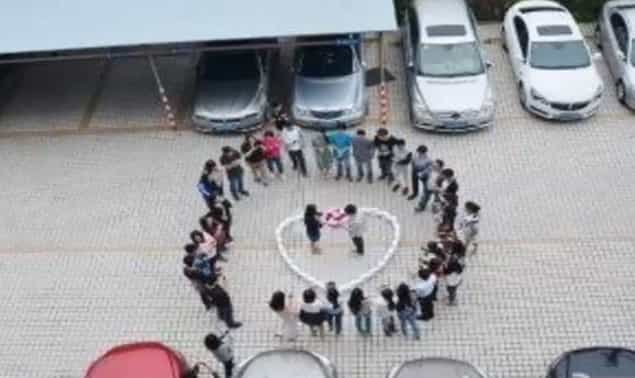 Man Proposes Using 99 iPhones… Girlfriend Says No Man Proposes Using 99 iPhones… Girlfriend Says No