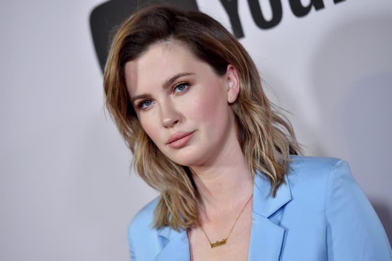 Alec Baldwin’s daughter shares support for father after “abhorrent and threatening” comments Alec Baldwin’s daughter shares support for father after “abhorrent and threatening” comments