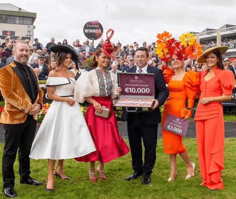 Woman wins ‘Best Dressed Lady’ at Galway Races with €200 stunning outfit Woman wins ‘Best Dressed Lady’ at Galway Races with €200 stunning outfit
