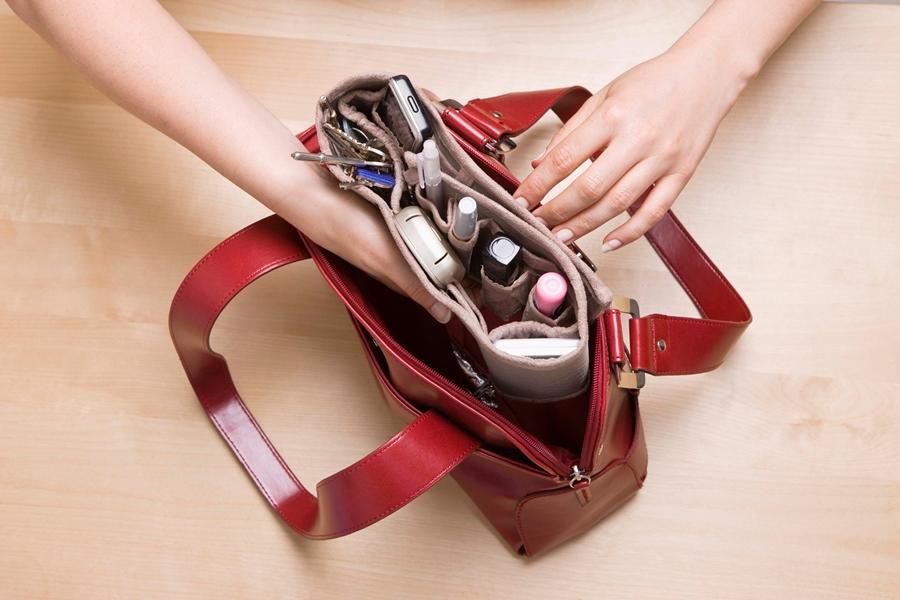 5 Handbag Essentials Every Woman Needs on a Night Out