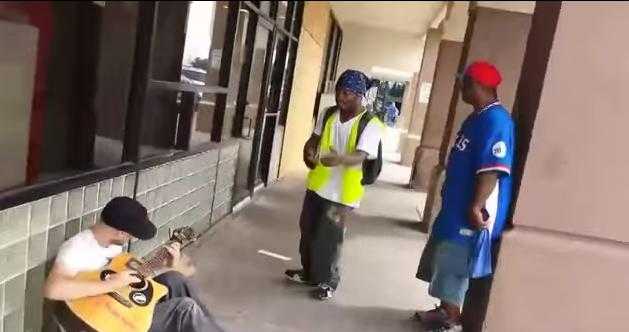 VIDEO – Three Random Strangers End Up In A Jamming Session On The Street VIDEO – Three Random Strangers End Up In A Jamming Session On The Street