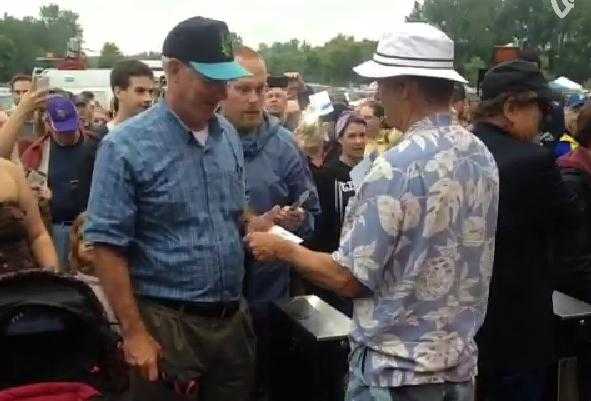 Bill Murray Checks Tickets At A Baseball Game, Continues To Prove He’s A Legend Bill Murray Checks Tickets At A Baseball Game, Continues To Prove He’s A Legend