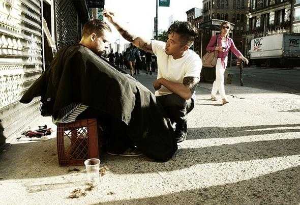 “Be Awesome To Somebody” NYC Stylist Spends Every Sunday Giving Free Haircuts To The Homeless “Be Awesome To Somebody” NYC Stylist Spends Every Sunday Giving Free Haircuts To The Homeless