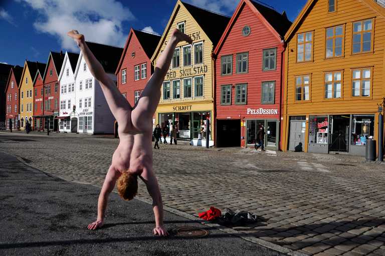 A Sight To See! Ballsy Tourist Travels Across The Globe Performing Naked Handstands at Landmarks A Sight To See! Ballsy Tourist Travels Across The Globe Performing Naked Handstands at Landmarks