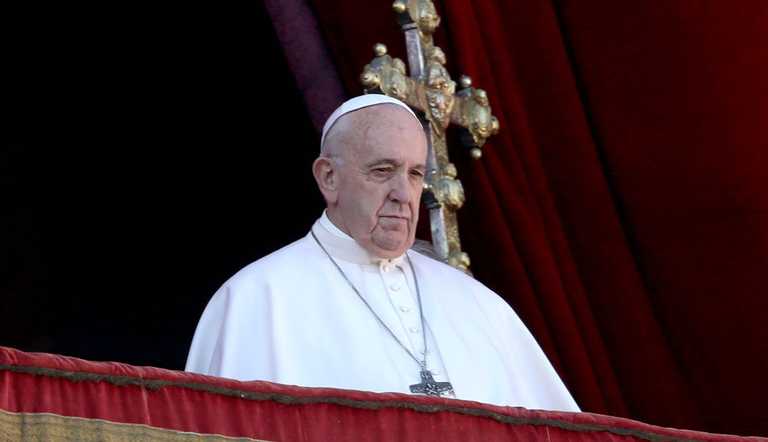 Pope Francis apologises after slapping the hand of a woman who grabbed him Pope Francis apologises after slapping the hand of a woman who grabbed him