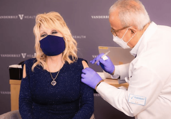 Dolly Parton sings ‘Jolene’ before getting vaccinated with jab she helped fund