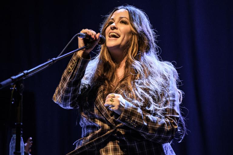 Alanis Morissette criticises “salacious” new documentary about her life Alanis Morissette criticises “salacious” new documentary about her life