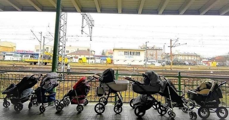 Polish families leave prams at train stations for Ukrainian mothers and children Polish families leave prams at train stations for Ukrainian mothers and children
