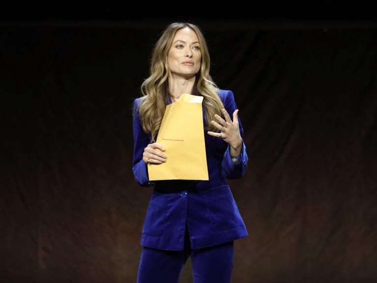 Olivia Wilde served custody papers on stage Olivia Wilde served custody papers on stage