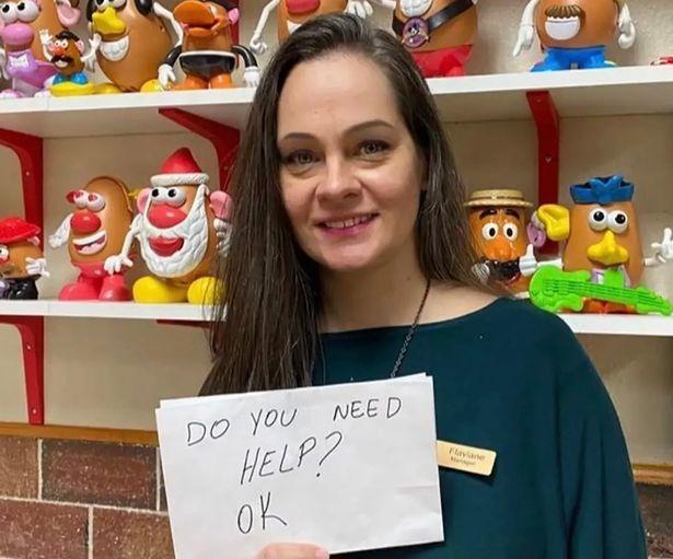 Waitress rescues child asking for help with a sign before parents arrested