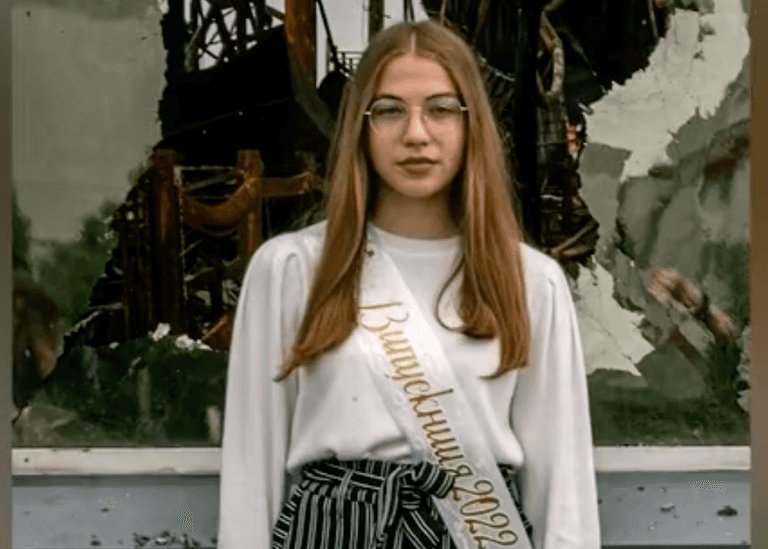 Ukrainian students pose for graduation photos among school ruins Ukrainian students pose for graduation photos among school ruins