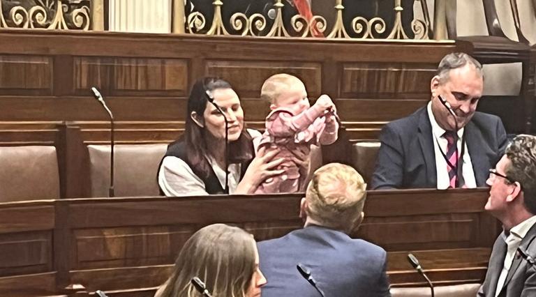 Violet-Anne Wynne makes history as first TD to bring her baby to the Dáil Violet-Anne Wynne makes history as first TD to bring her baby to the Dáil