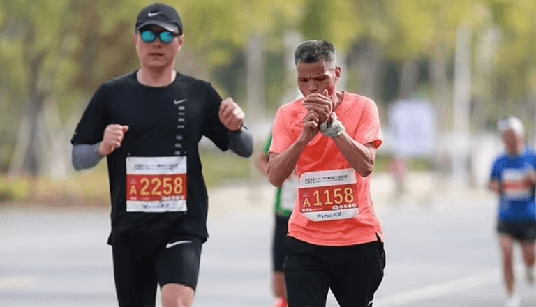 Man ‘runs entire marathon in just three and a half hours whilst chain smoking’ Man ‘runs entire marathon in just three and a half hours whilst chain smoking’