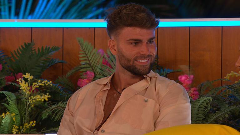 Love Island first look: Dirty laundry is aired as Tom cracks on with the girls Love Island first look: Dirty laundry is aired as Tom cracks on with the girls