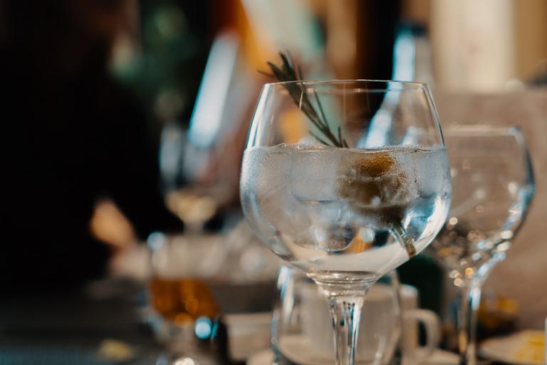 Struggling with hayfever? Drinking gin and tonics can reportedly help ease symptoms Struggling with hayfever? Drinking gin and tonics can reportedly help ease symptoms