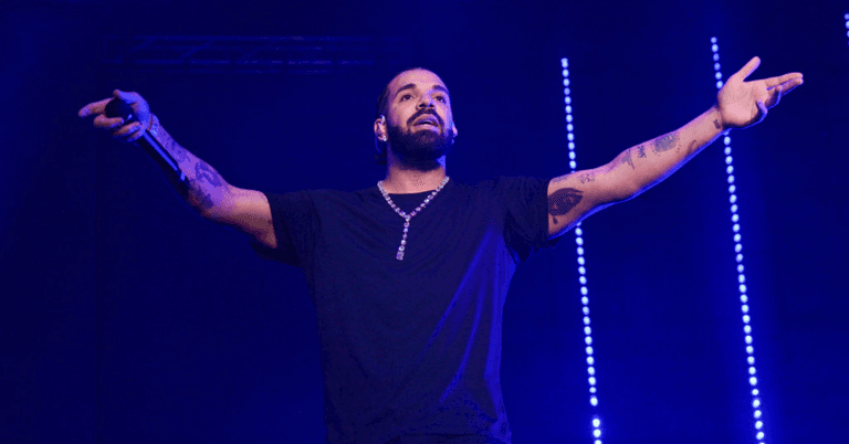 Drake offers to cover fan’s medical bills after spotting heartbreaking sign mid-concert Drake offers to cover fan’s medical bills after spotting heartbreaking sign mid-concert
