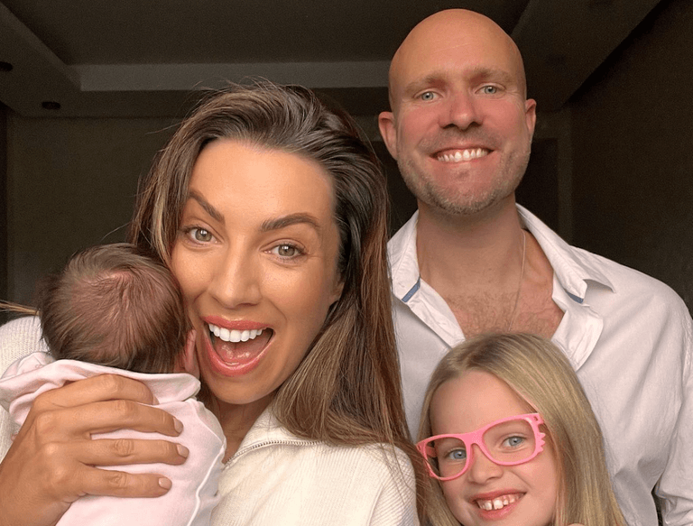 Georgie Crawford returns home to Ireland with her baby girl Georgie Crawford returns home to Ireland with her baby girl