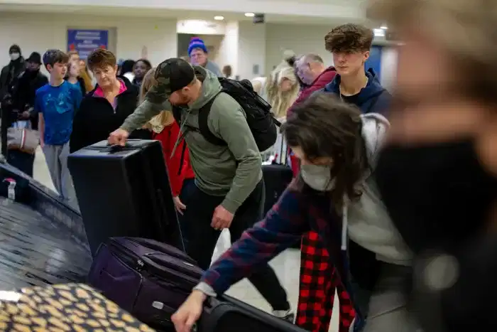 Baggage handler issues warning to people who tie ribbons onto their suitcases Baggage handler issues warning to people who tie ribbons onto their suitcases