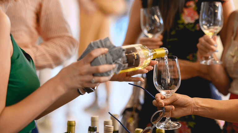 Woman ‘spikes’ her own friend’s drink to show just how easy it is Woman ‘spikes’ her own friend’s drink to show just how easy it is