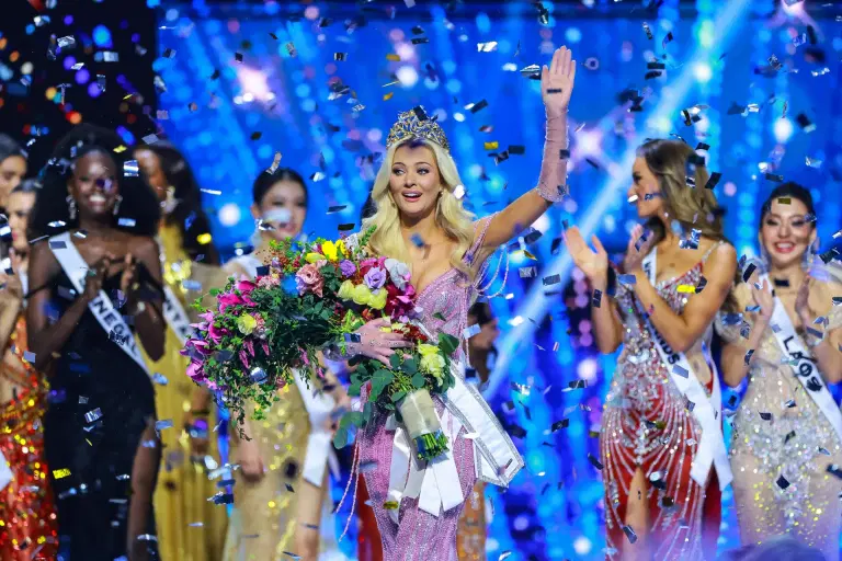 Miss Universe CEO sparks backlash for saying ‘blonde hair and blue eyes’ is ‘ultimate evolution’ Miss Universe CEO sparks backlash for saying ‘blonde hair and blue eyes’ is ‘ultimate evolution’