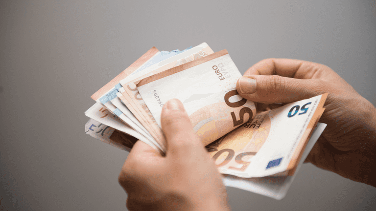 Social Welfare: €400 lump sum to be paid out this week to thousands of people in Ireland Social Welfare: €400 lump sum to be paid out this week to thousands of people in Ireland