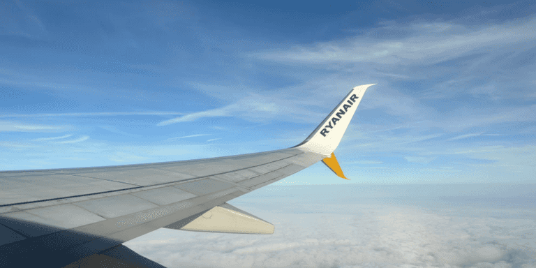 Ryanair vows to crackdown on bad behaviour in-flight with €15,000 fine Ryanair vows to crackdown on bad behaviour in-flight with €15,000 fine