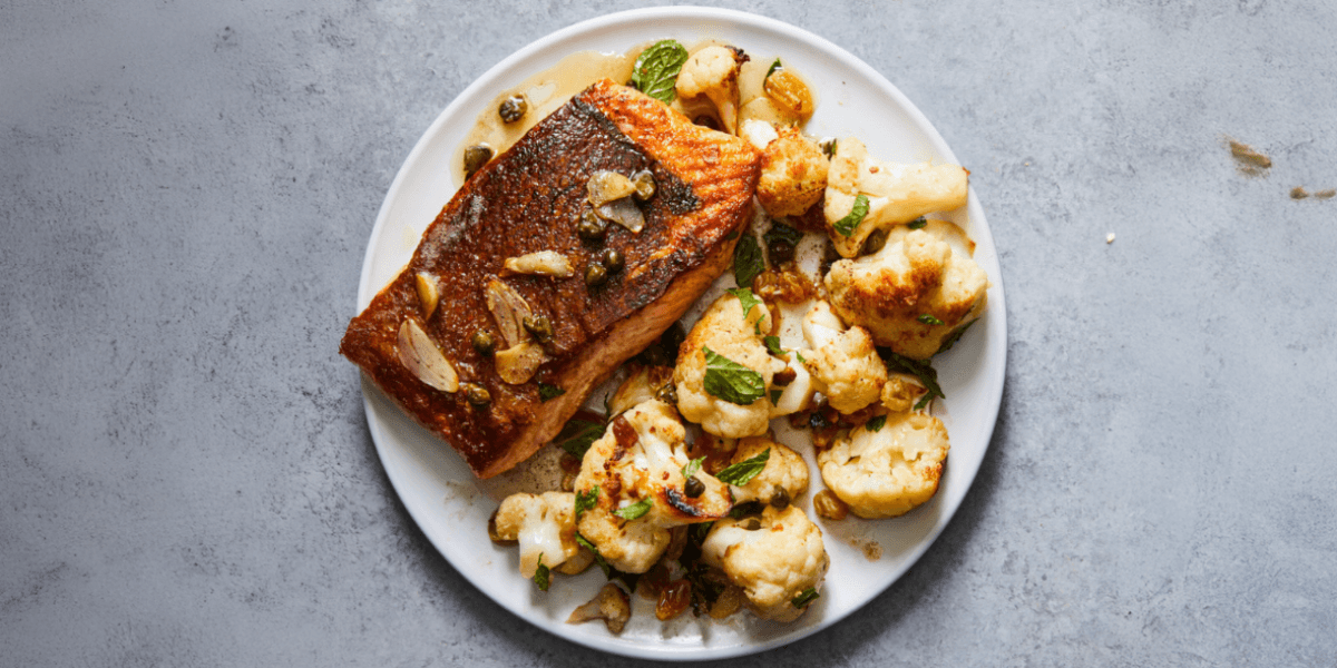 Cauliflower with potato and salmon in an air fryer – A one-basket wonder