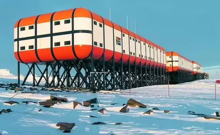 Team of scientists trapped in isolated Antarctica base for 10 months – one of them just attacked the others Team of scientists trapped in isolated Antarctica base for 10 months – one of them just attacked the others