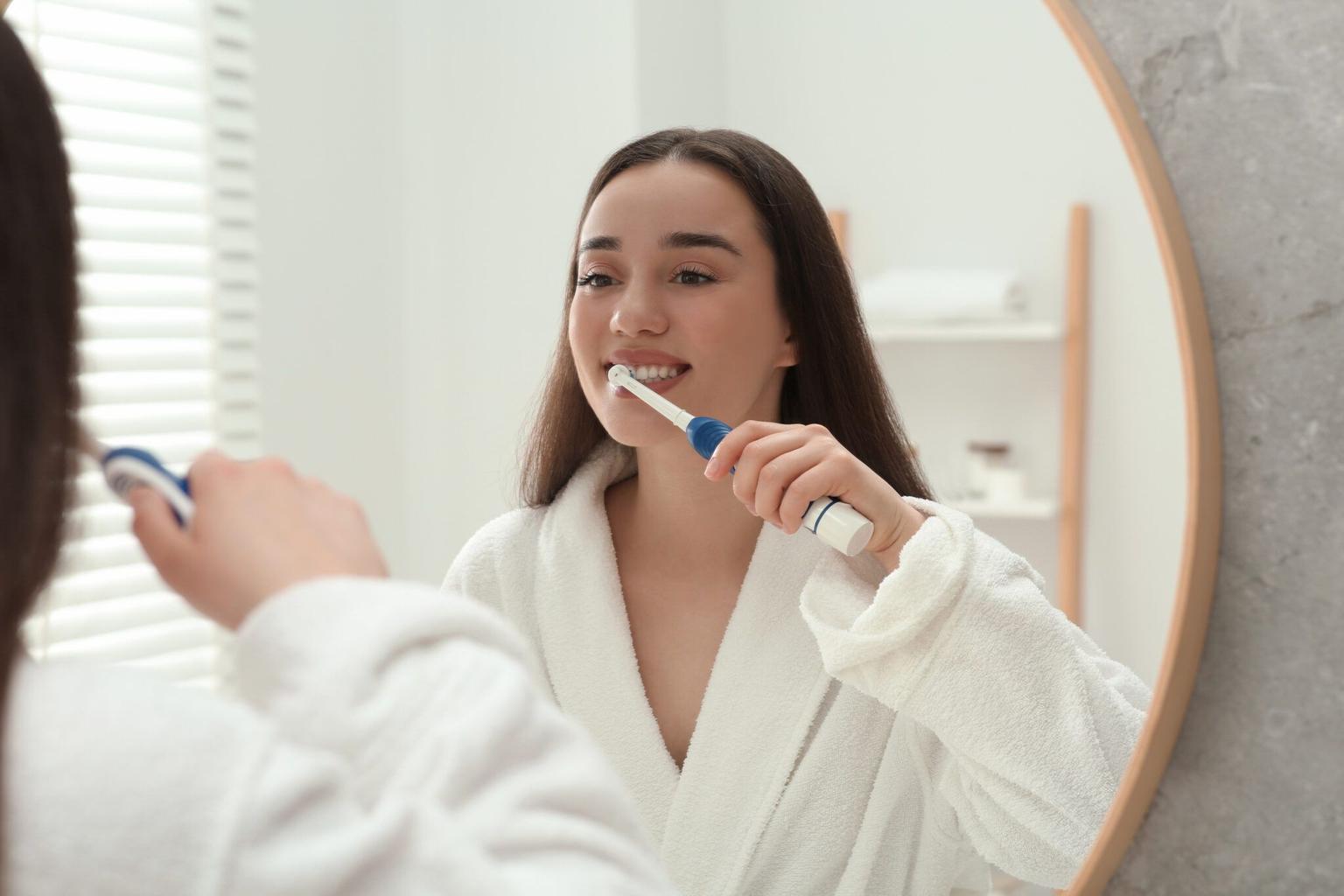 Dentist reveals the common mistakes people make while brushing their teeth that turn them yellow