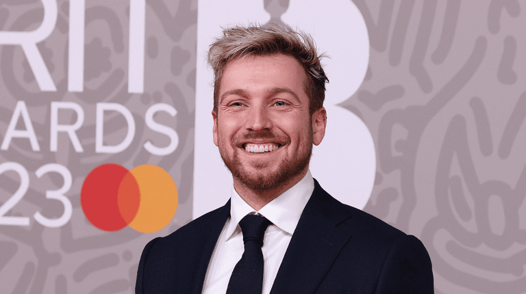 Sam Thompson ‘growing close’ to Love Island star after Zara McDermott split Sam Thompson ‘growing close’ to Love Island star after Zara McDermott split